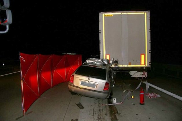 Náraz osobního auta do návěsu kamionu u Hranic skončil tragicky. 13. července 2023
