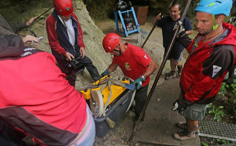 Potápěči vylovili polského robota z Hranické propasti.