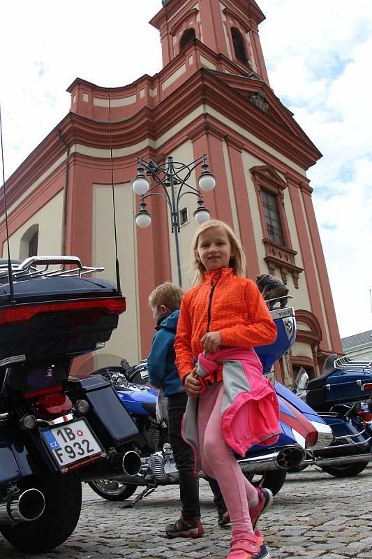 Motorkáři se v Hranicích pomodlili za mrtvé kamarády a zahájili letošní sezonu.