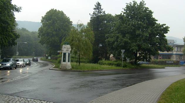 Součástí projektu je i výstavba nového chodníku v blízkosti křižovatky ulic Mostní, Žáčkovy a Tyršovy. Lidově se tomu místu říká Žaba.