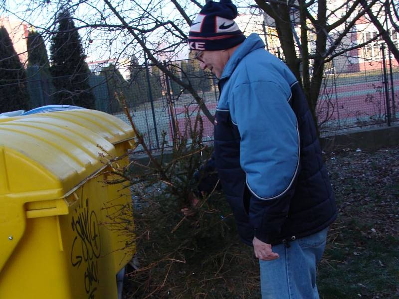 U popelnic už se objevily první vánoční stromky. Symboly svátků zmizí už příští týden také z náměstí T. G. Masaryka v Přerově, kdy má být odstrojen velký vánoční strom. 