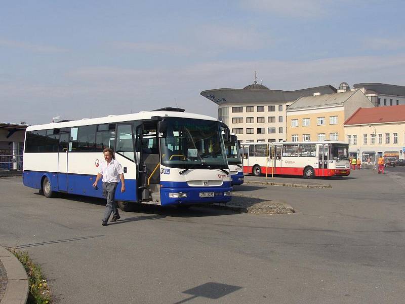 Rekonstrukce autobusového nádraží v Přerově vstoupila do své druhé etapy. Z některých stanovišť už vyjely autobusy.