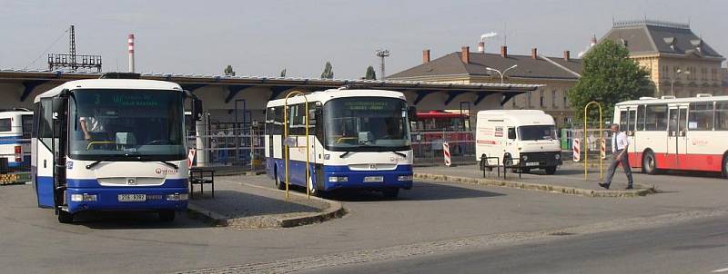 Rekonstrukce autobusového nádraží v Přerově vstoupila do své druhé etapy. Z některých stanovišť už vyjely autobusy.