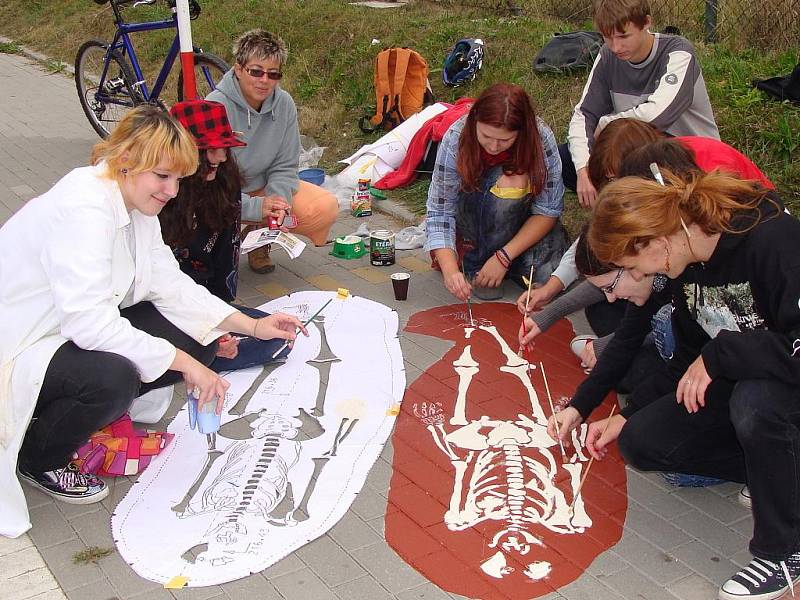 Přiblížit archeologickou minulost Předmostí chtějí studenti Gymnázia Jakuba Škody v Přerově, kteří oživili chodník u cyklostezky malbami slovanských hrobů.