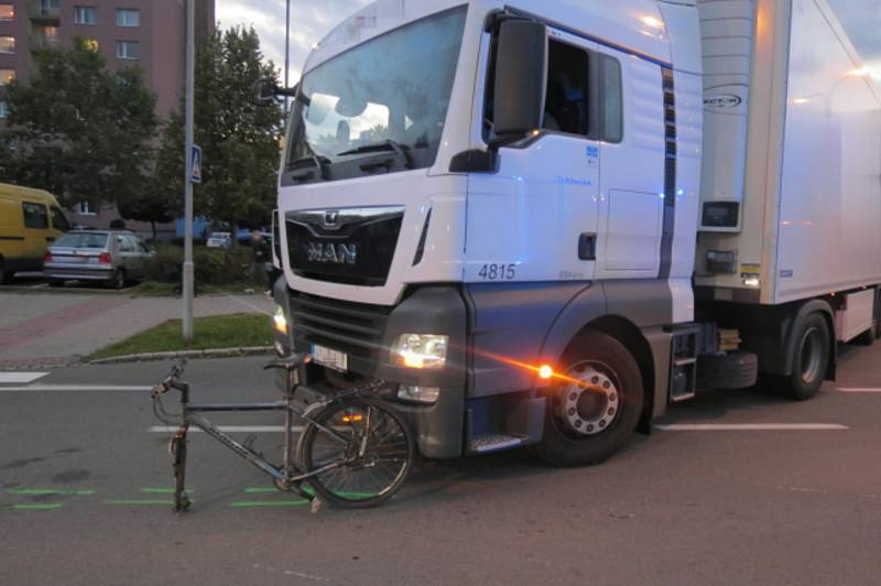 Cyklistku srazilo ve středu 25. září 2019 v Hranicích nákladní auto. Utrpěla vážné zranění.