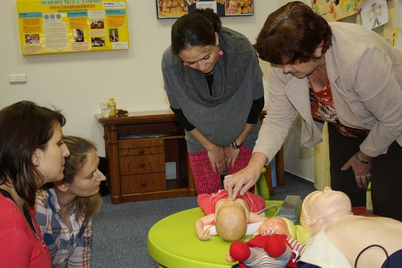 Maminky se při kurzu v centru U kocoura Mikeše učily, jak dětem poskytnout první pomoc