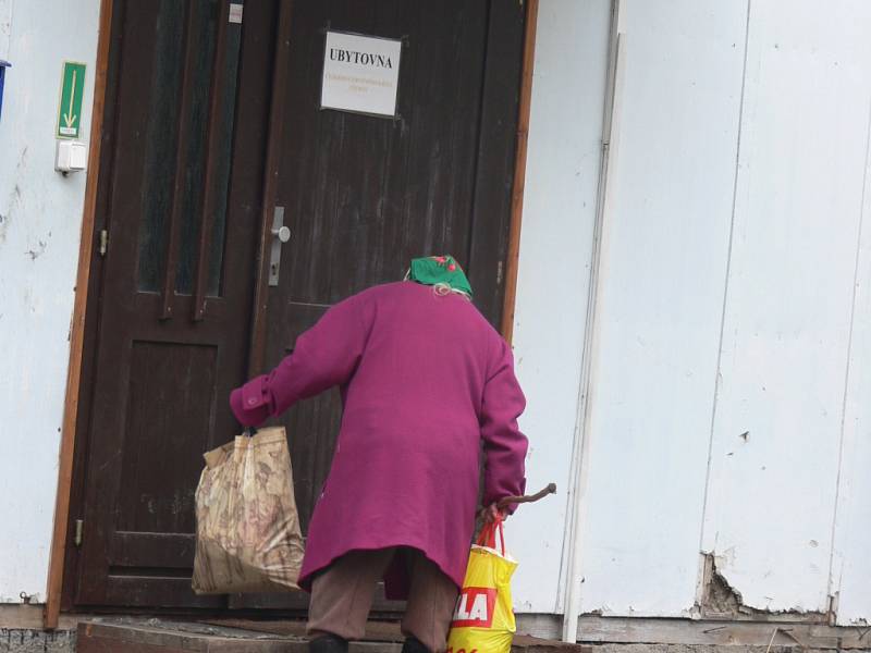 VPřerově mohou lidé bez přístřeší vubytovnách trávit celé dny i roky, vHranicích musí lůžko po vyspání opustit.