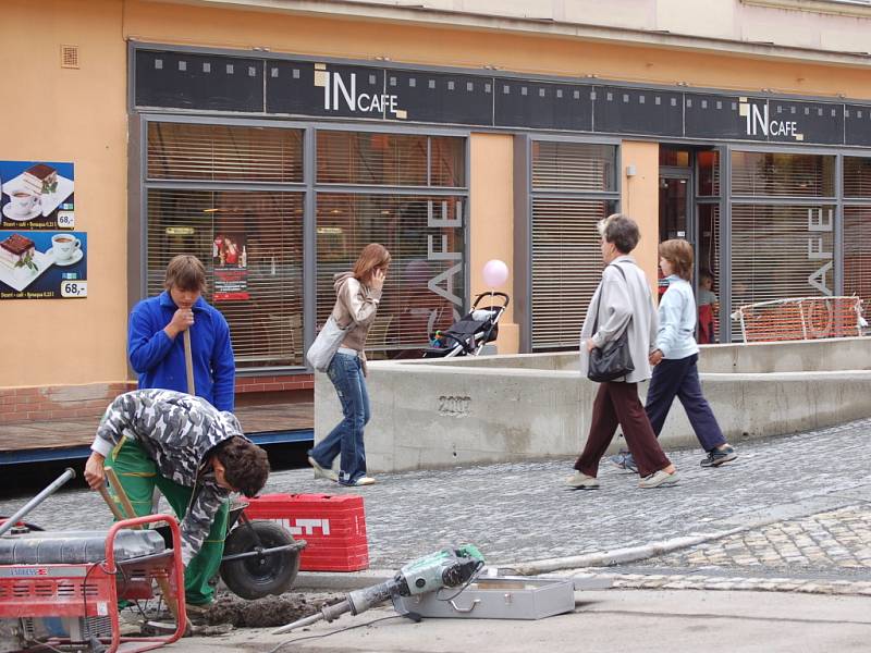 Rekonstrukce Žerotínova náměstí skončí zhruba o měsíc později oproti původním plánům.