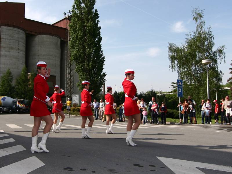 Stovky hranických obyvatel se přišly v sobotu dopoledne podívat, jak to vypadá v místní cementárně. Zaměstnanci cementárny seznámili návštěvníky s celým areálem.