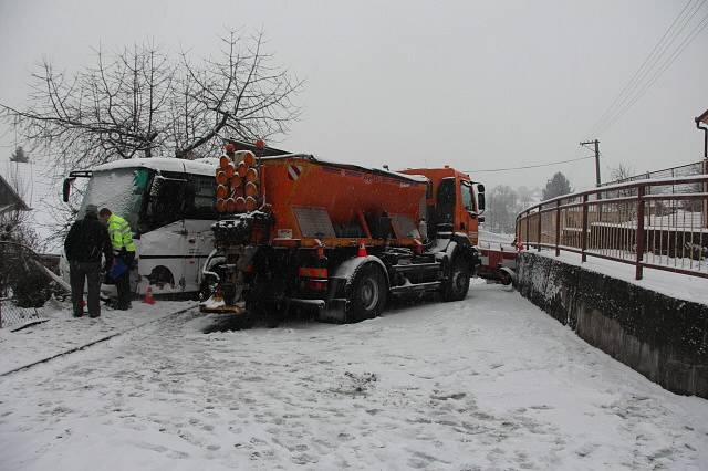 Nehoda autobusu a sypače v Ústí