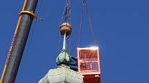Sundávání poškozené věžičky kostela Stětí svatého Jana Křtitele na Masarykově náměstí v Hranicích v úterý 16. dubna krátce po desáté hodině dopoledne.