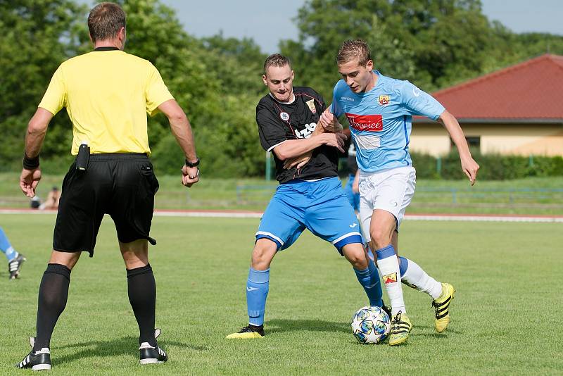 Fotbalisté SK Hranice (v modrém) proti 1. FCV Přerov.