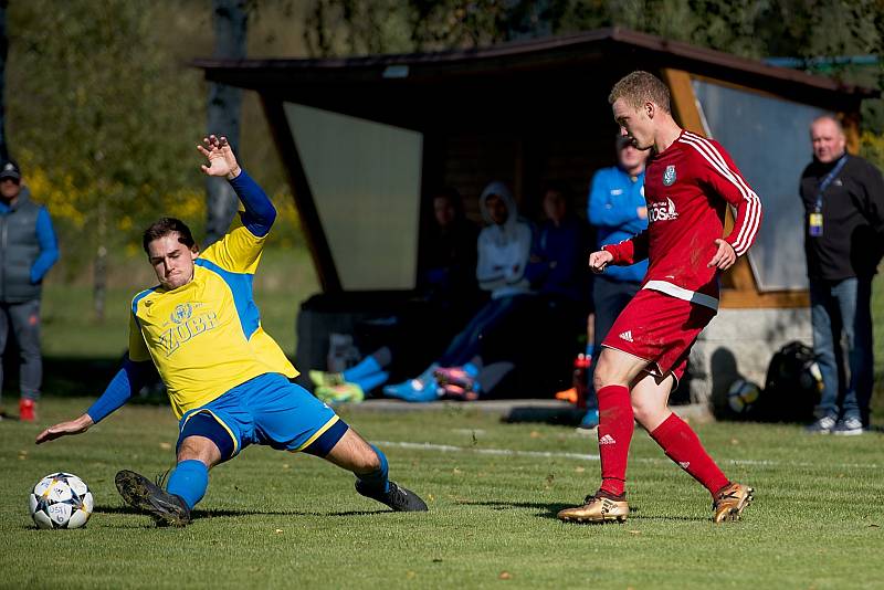 Fotbalisté TJ Sokol Ústí (v červeném) proti FK Kozlovice