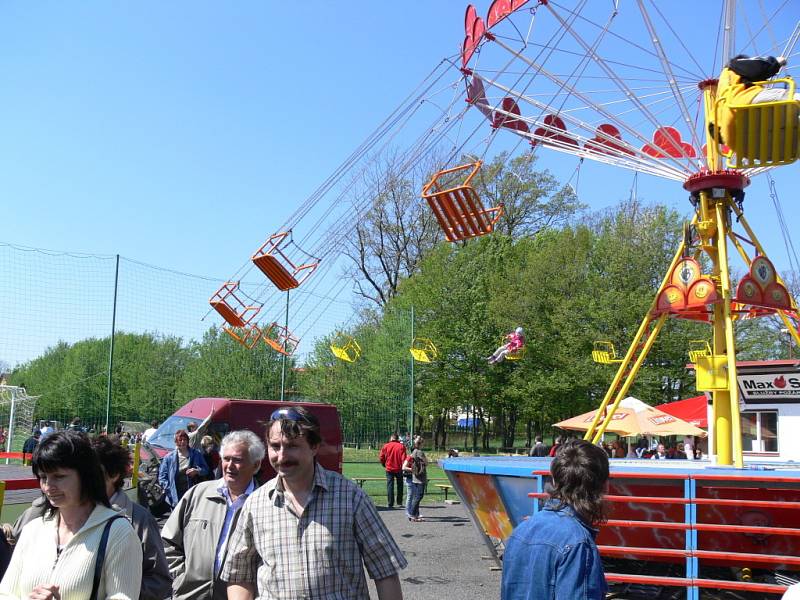 Tradiční Svatojiřská pouť spolu s trhy nalákaly v neděli do Bělotína stovky lidí.