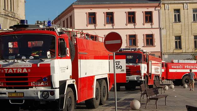Na náměstí TGM v Přerově dorazily hasičské vozy kvůli požáru skladu žampionárny.