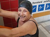Oblíbenou sportovní činností osmasedmdesátileté paní Ludmily je plavání. S chutí a pravidelností se tato vitální žena nechává zlákat tobogánem na hranické plovárně