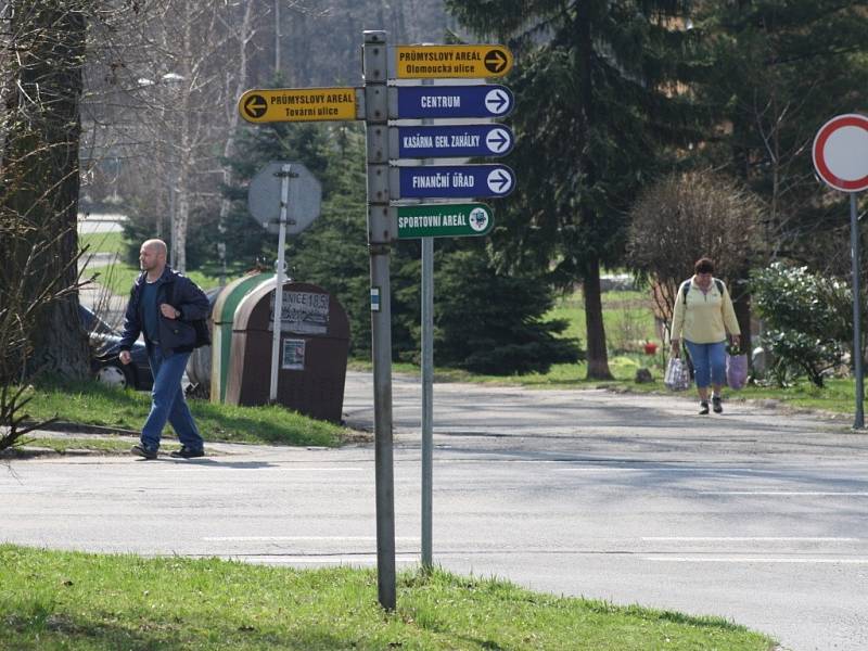 Těsně před autobusovým nádražím chybí přechod pro chodce. Město je posílá přejít cestu do vedlejší ulice.