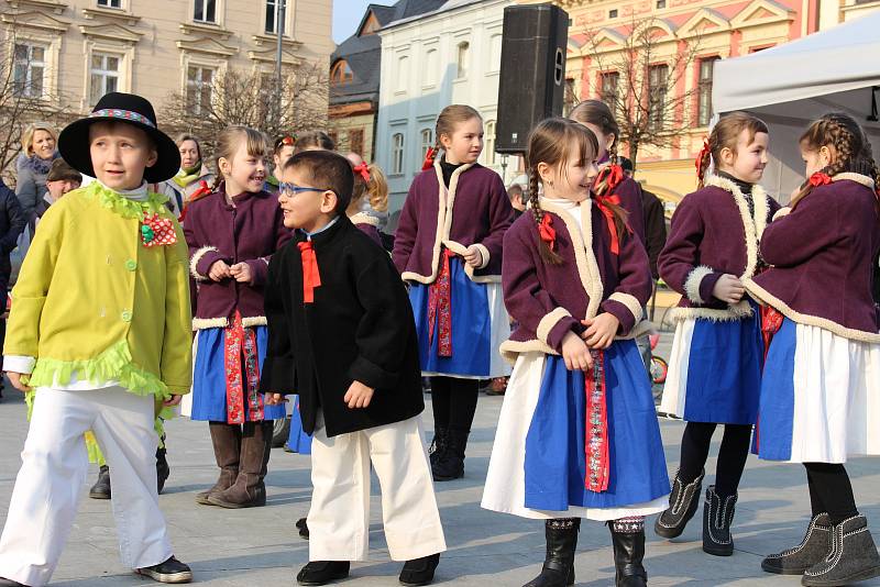 Na akci Vítání jara vystoupila na hranickém náměstí v sobotu 24. března cimbálová muzika Okybača, taneční oddělení ZUŠ Hranice, folklorní soubor Rozmarýnek a Děcka z Drahotuš.