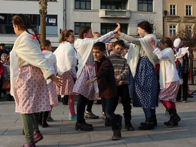 Na akci Vítání jara vystoupila na hranickém náměstí v sobotu 24. března cimbálová muzika Okybača, taneční oddělení ZUŠ Hranice, folklorní soubor Rozmarýnek a Děcka z Drahotuš.