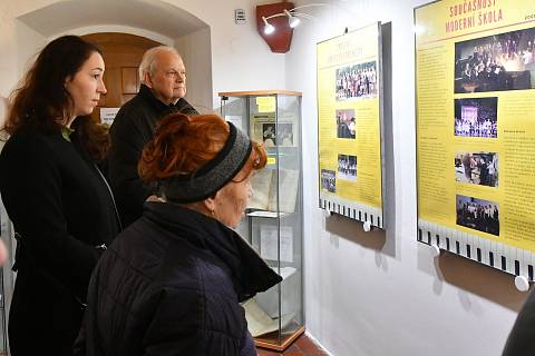 Výstava ke 100. výročí ZUŠ Hranice je k vidění ve výstavní síni na Staré radnici.