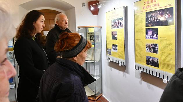 Výstava ke 100. výročí ZUŠ Hranice je k vidění ve výstavní síni na Staré radnici.