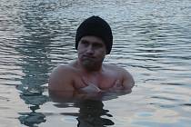 Pavel Poljanský vydržel 30 minut a 8 sekud ve vodě o teplotě nula stupňů.