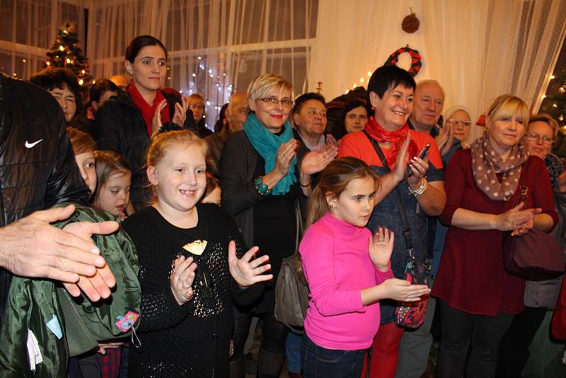 V hranické Galerii M+M začala v pátek 24. listopadu Výstava Betlémů a vánočních tradic. Příjemnou atmosféru zpestřil svým zpěvem dětský pěvecký sbor Cantabile.