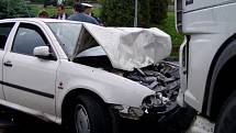Škoda Octavia po čelním střetu s kamionem.