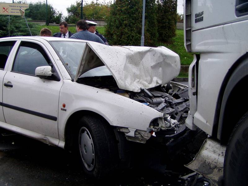 Škoda Octavia po čelním střetu s kamionem.