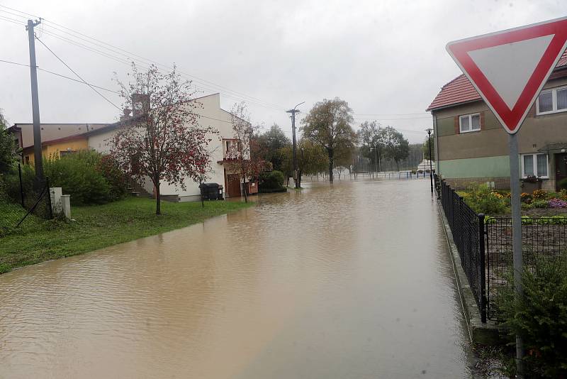 Řeka Bečva zaplavila část obce Ústí na Hranicku 14.10.2020.