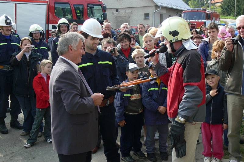 Otevření nové hasičské zbrojnice ve Středolesí provázela velká sláva.