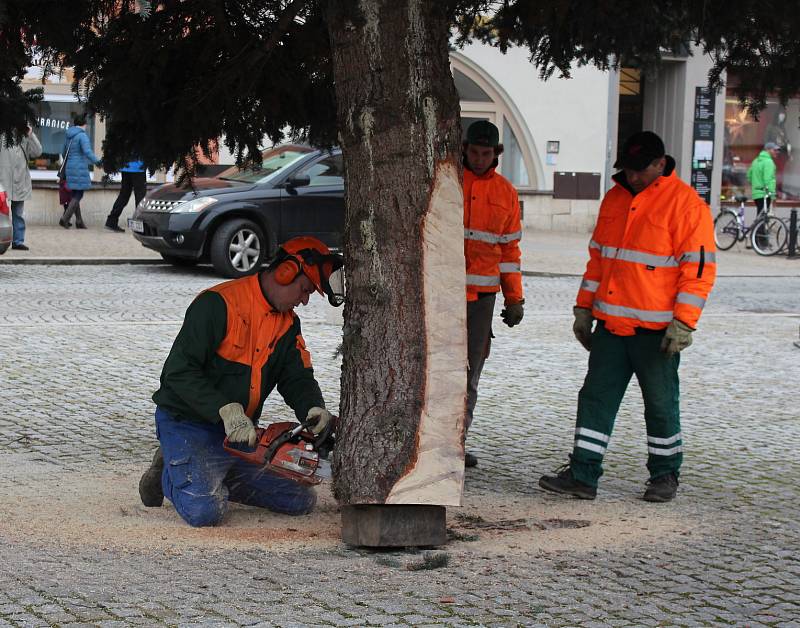 Na hranické náměstí v pátek 24. listopadu dopoledne dorazil vánoční strom.