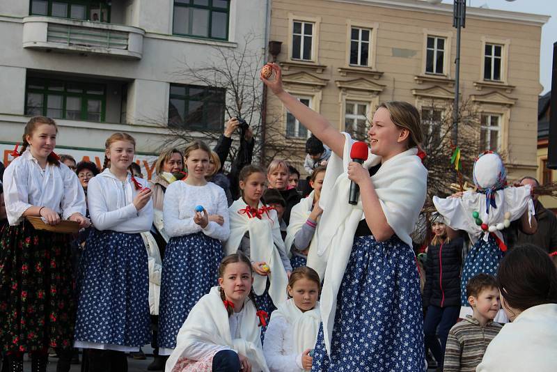 Na akci Vítání jara vystoupila na hranickém náměstí v sobotu 24. března cimbálová muzika Okybača, taneční oddělení ZUŠ Hranice, folklorní soubor Rozmarýnek a Děcka z Drahotuš.