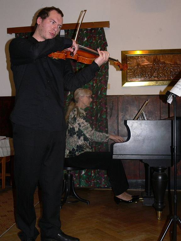 S velkým zájmem posluchačů se setkal koncert violisty Petra Šušlíka a jeho hostů v hranické Galerii M+M.