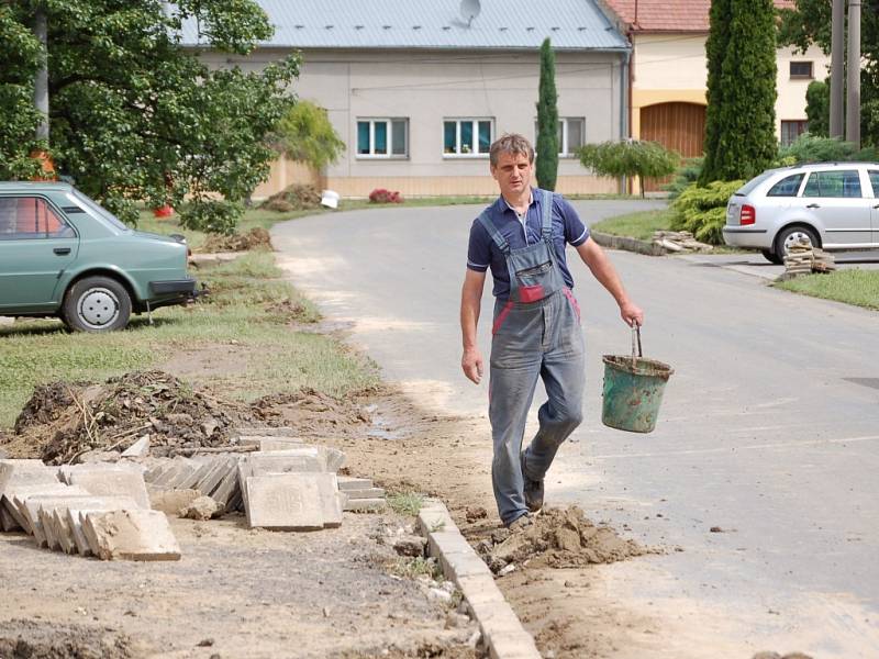 Křenovice v červnu během týdne dvakrát zaplavila voda. S následky řádění vodního živlu se tamní obyvatelé potýkají dodnes. 