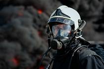 Mohutný požár cisteren s benzolem na trati v Hustopečích nad Bečvou likvidovalo v pátek 38 hasičských jednotek ze čtyř krajů.