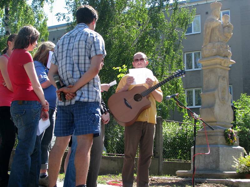 Svěcení sochy madony s Jezulátkem si v neděli odpoledne nenechaly v Hranicích ujít desítky lidí.