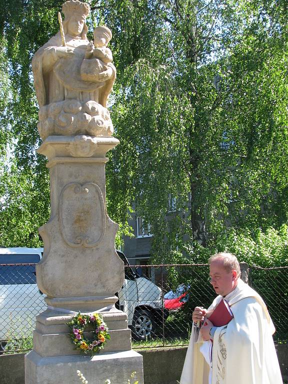 Svěcení sochy madony s Jezulátkem si v neděli odpoledne nenechaly v Hranicích ujít desítky lidí.