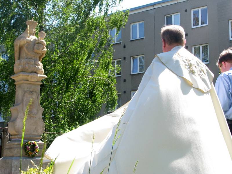 Svěcení sochy madony s Jezulátkem si v neděli odpoledne nenechaly v Hranicích ujít desítky lidí.