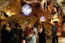 Prohlídkový okruh Zbrašovských aragonitových jeskyní doplňuje výtvarná instalace.