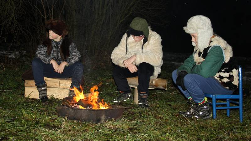 Ve Vysoké na Hranicku se uskutečnil druhý ročník předvánoční akce, nechybět ani betlém s živými zvířaty. Lidé si společně také zazpívali koledy.