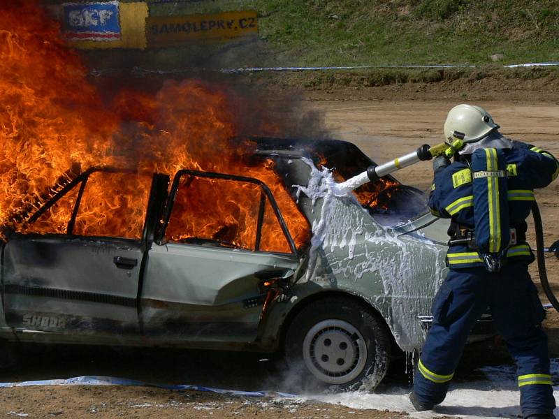 Zábavný program zpestřila totální demolice vozu značky Škoda. 