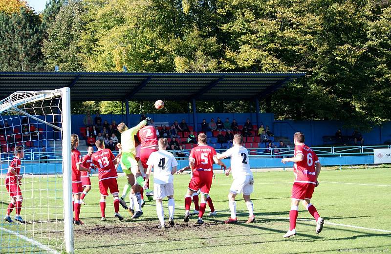 Fotbalisté Všechovic (v bílém) na půdě Vsetína