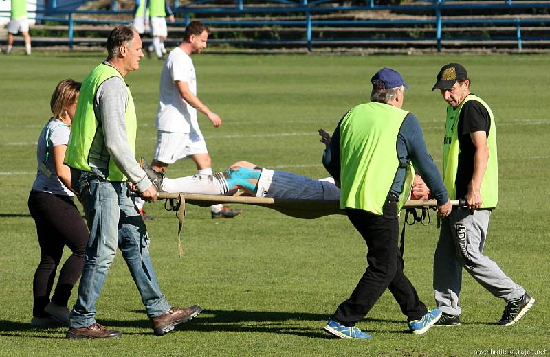 Fotbalisté Všechovic (v bílém) na půdě Vsetína