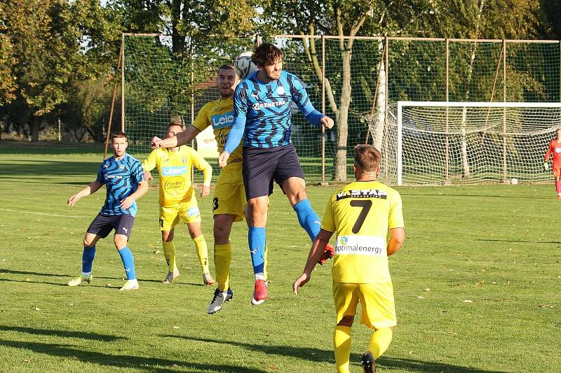 Fotbalisté Všechovic (v modrém) proti Strání.