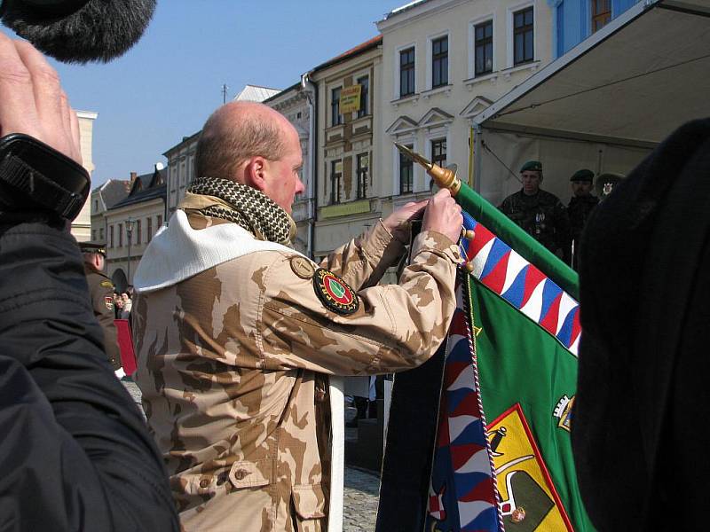 Slavnostní nástup příslušníků Jednotky provinčního rekonstrukčního týmu po návratu ze zahraniční mise v Afghánistánu na Masarykově náměstí v Hranicích