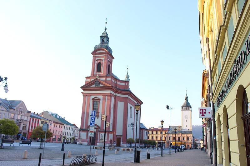 Přípravy na sundání poškozené věžičky na kostele Stětí svatého Jana Křtitele na Masarykově náměstí v Hranicích. 16. dubna 2019