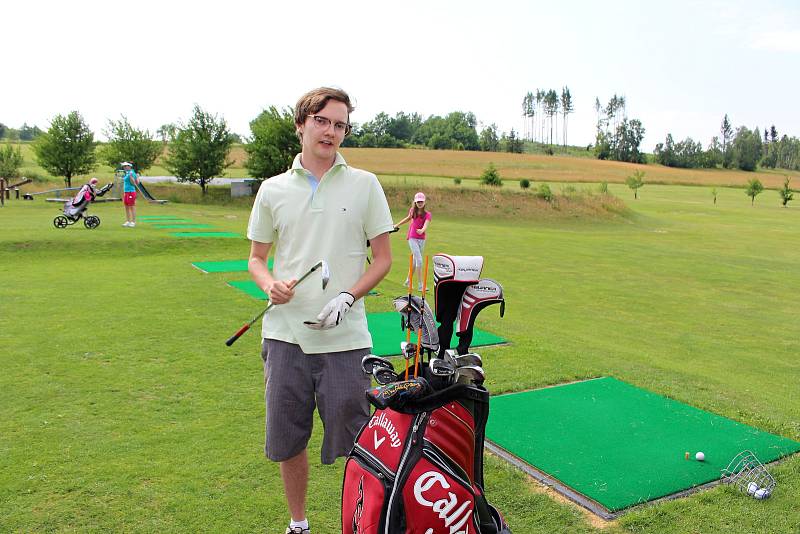 K celosvětovému Dni žen na golfu se připojuje také Golfový klub Radíkov. Na vlastní kůži si tento v Česku ještě ne příliš tradiční sport vyzkoušela i šéfredaktorka Přerovského a hranického deníku Liba Mátlová.