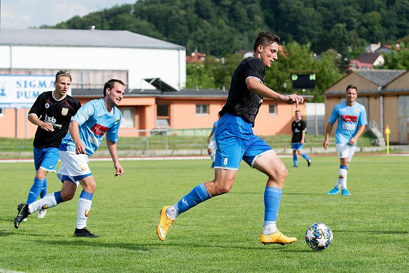 Fotbalisté SK Hranice (v modrém) proti 1. FCV Přerov.