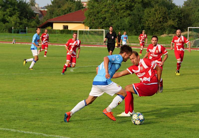 Fotbalisté SK Hranice (v modrém) proti FC Vsetín.